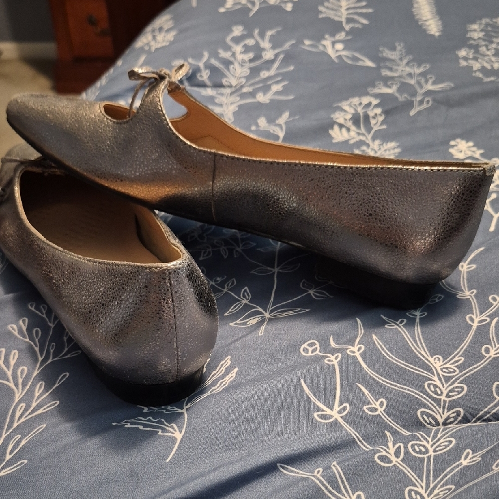 Womens Metallic Silver Flats with Bow - Picture 3 of 7